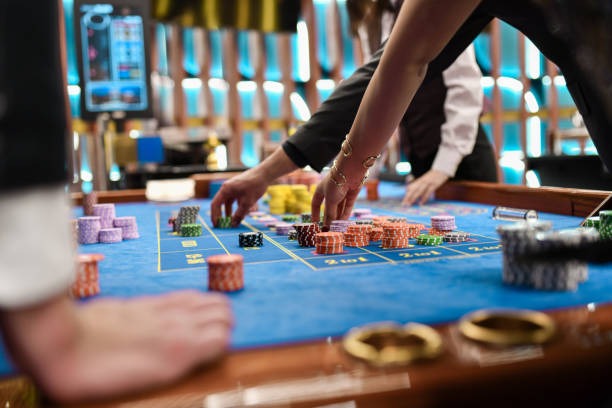 rp8 Kembang Kempis card game interface on mobile showing player hands and betting options